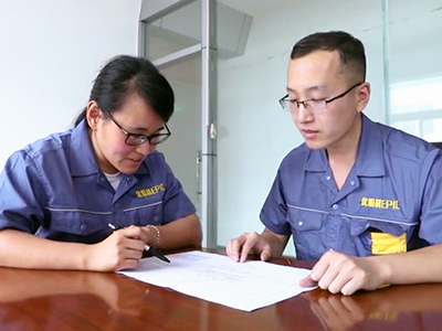 優(yōu)明科技術(shù)人員討論照